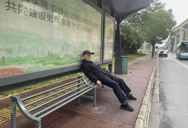 能坐半个的公交站椅子惹发巨大争议OG真人游戏便民无小事！长沙只(图2)