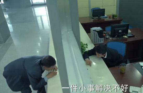 能坐半个的公交站椅子惹发巨大争议OG真人游戏便民无小事！长沙只(图4)