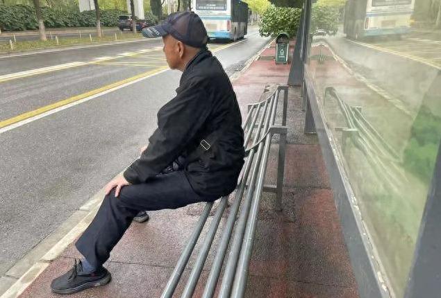 能坐半个的公交站椅子惹发巨大争议OG真人游戏便民无小事！长沙只(图3)