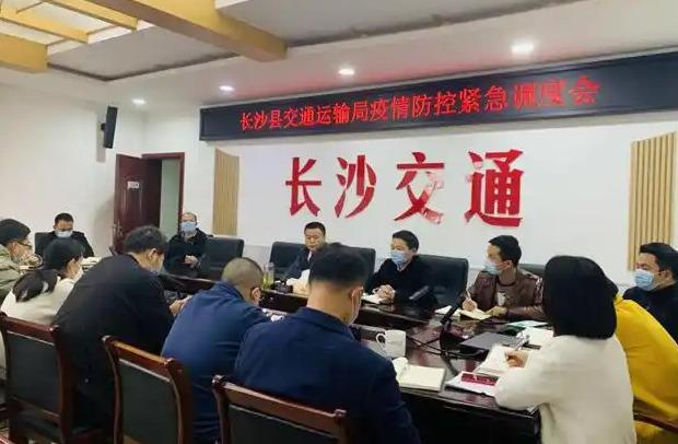 能坐半个的公交站椅子惹发巨大争议OG真人游戏便民无小事！长沙只(图6)