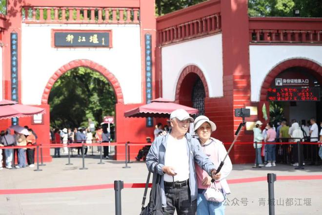 江堰太火爆NPC白娘子被求合影到宕机OG网站顶流实锤！这个五一青城山都(图4)