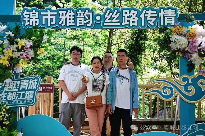 江堰太火爆NPC白娘子被求合影到宕机OG网站顶流实锤！这个五一青城山都(图7)