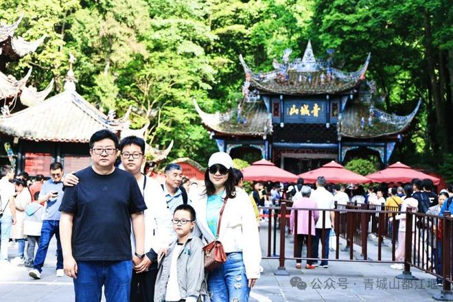 江堰太火爆NPC白娘子被求合影到宕机OG网站顶流实锤！这个五一青城山都(图8)