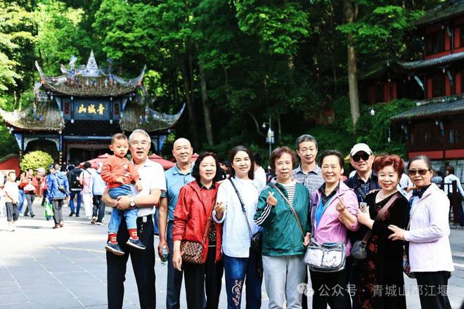 江堰太火爆NPC白娘子被求合影到宕机OG网站顶流实锤！这个五一青城山都(图10)