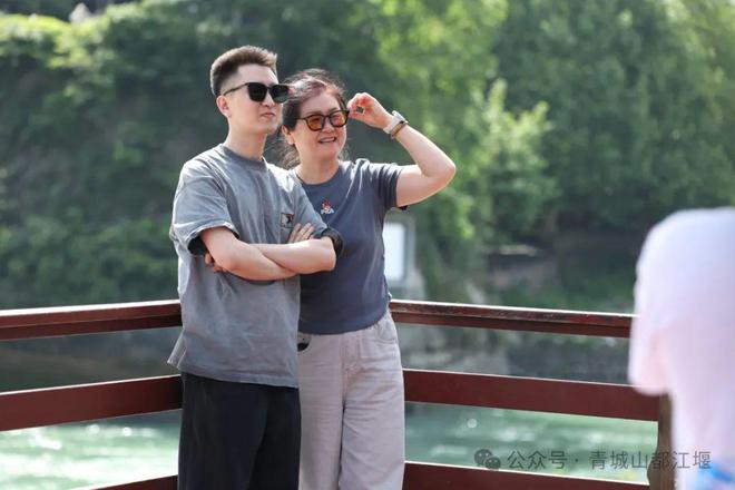 江堰太火爆NPC白娘子被求合影到宕机OG网站顶流实锤！这个五一青城山都(图14)