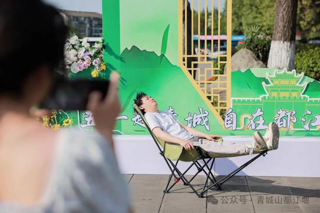 江堰太火爆NPC白娘子被求合影到宕机OG网站顶流实锤！这个五一青城山都(图15)