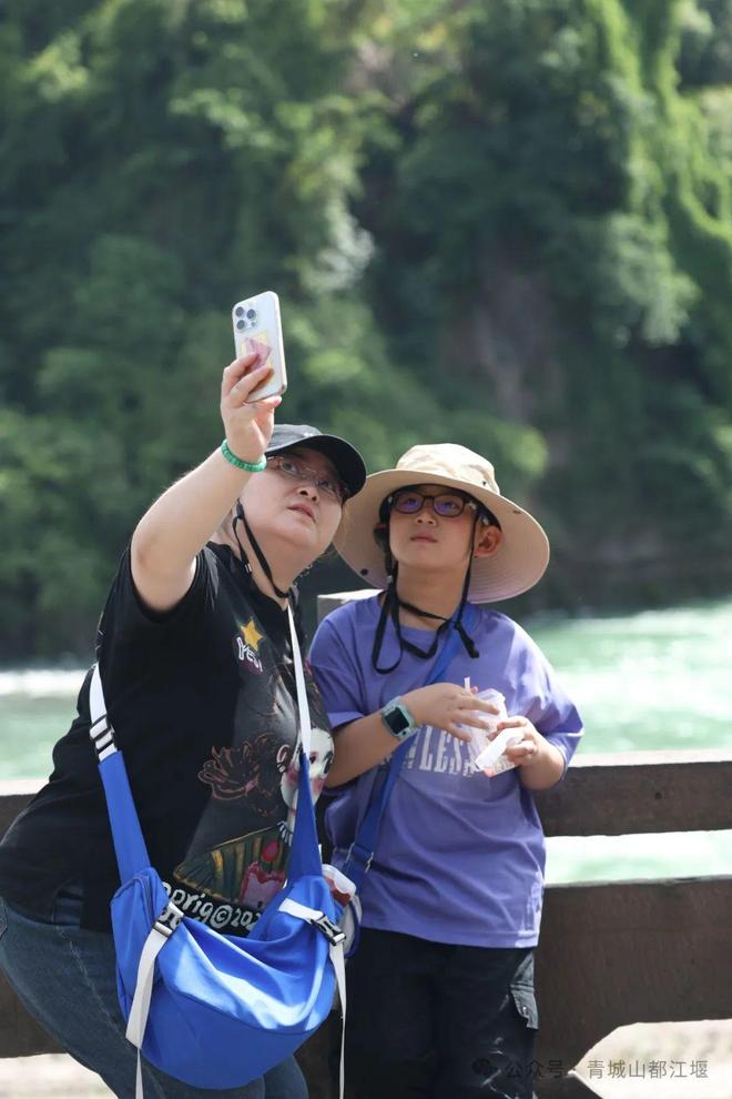 江堰太火爆NPC白娘子被求合影到宕机OG网站顶流实锤！这个五一青城山都(图18)