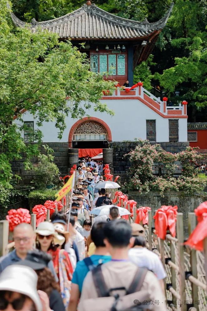江堰太火爆NPC白娘子被求合影到宕机OG网站顶流实锤！这个五一青城山都(图23)