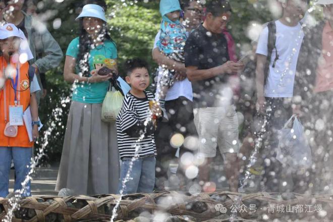 江堰太火爆NPC白娘子被求合影到宕机OG网站顶流实锤！这个五一青城山都(图26)