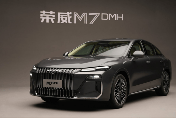 万荣威M7 DMH续航、空间、省钱全搞定OG真人新政策下家庭选插混不用愁。858(图4)